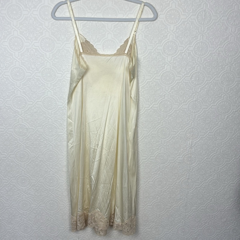 Vintage Slip Dress Vanity Fair Size 36 Cream White Lacey Silky Delicate Vneck - Picture 9 of 9